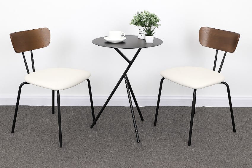 Bàn sắt tròn nhỏ với bàn