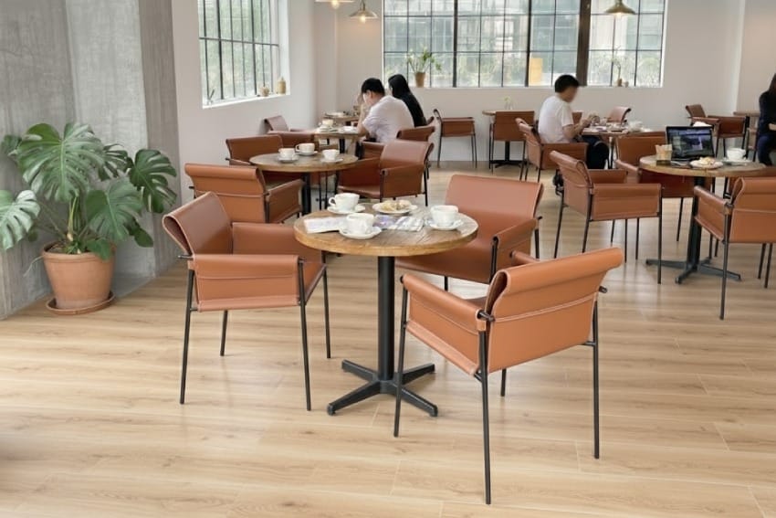 Ghế sắt vuông trong không gian quán cà phê