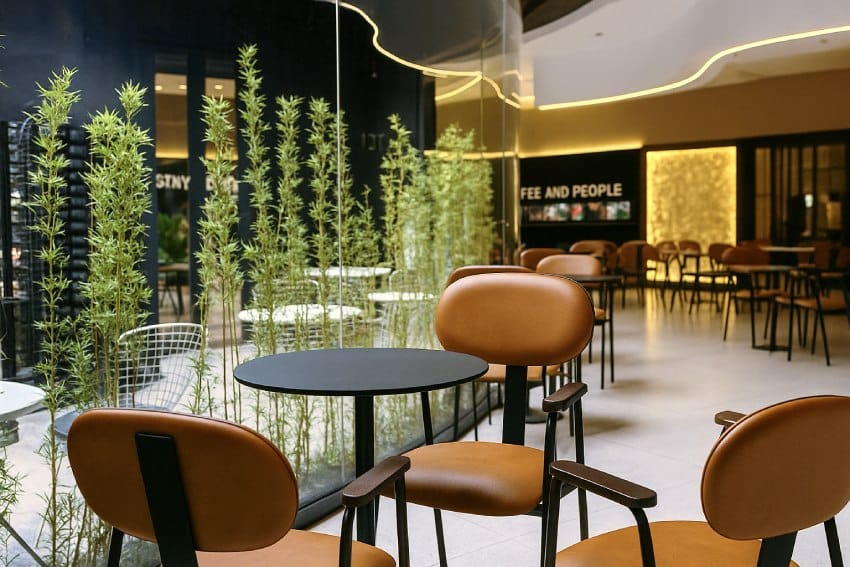 Ghế cà phê chân sắt trong quán cà phê