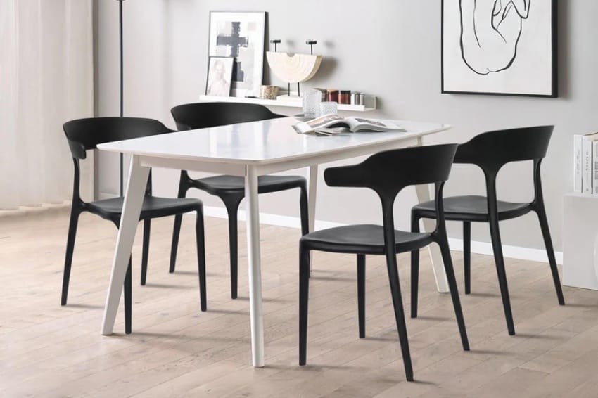 Ghế nhựa bàn ăn trong phòng cùng bàn