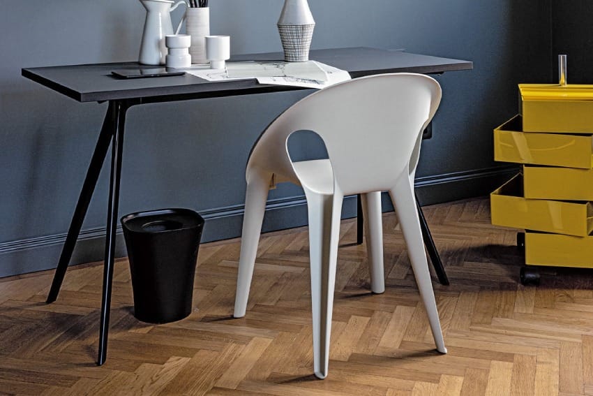 Ghế nhựa đa năng ở trong phòng