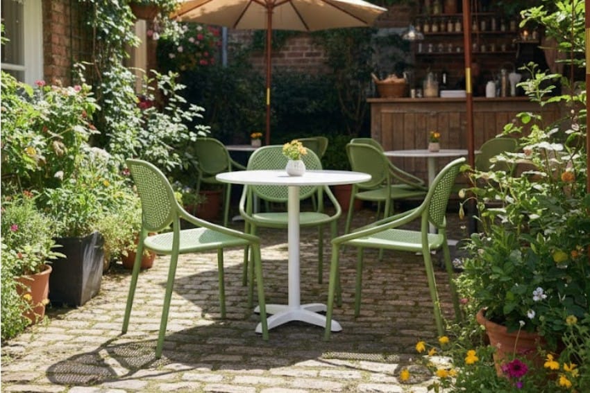 Ghế nhựa đẹp với bàn ở quán cà phê ngoài trời