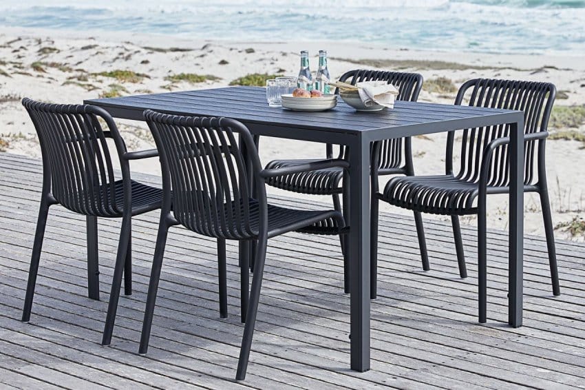 Ghế nhựa ngoài trời kết hợp với bàn