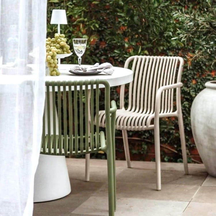 Ghế nhựa ngoài trời ở sân vườn