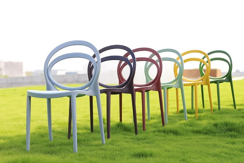 Ghế nhựa nguyên khối trên sân cỏ