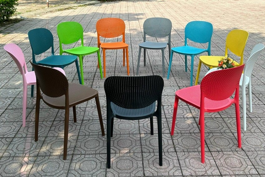 Ghế nhựa tựa lưng bảng màu ở ngoài trời