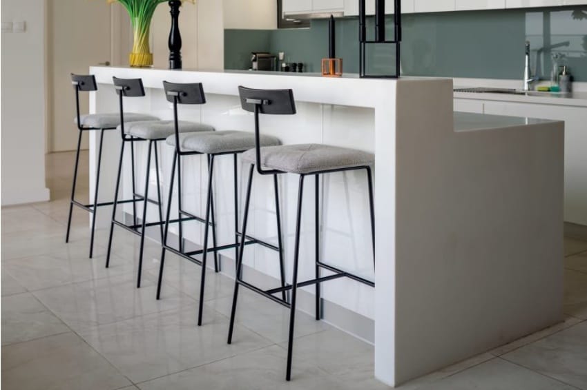 Ghế sắt cao quầy bar trong bàn đảo bếp