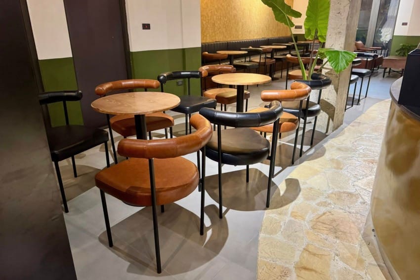 Ghế tựa thư giãn trong quán cà phê