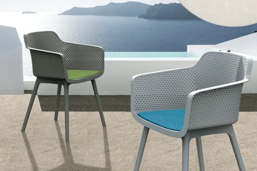 Ghế bành nhựa trong không gian ngoài trời