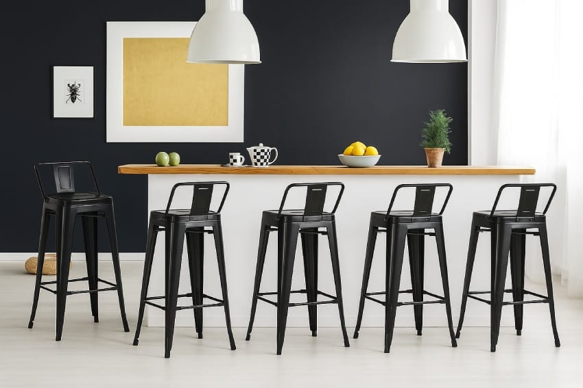Ghế bar sắt với bàn trong phòng ăn