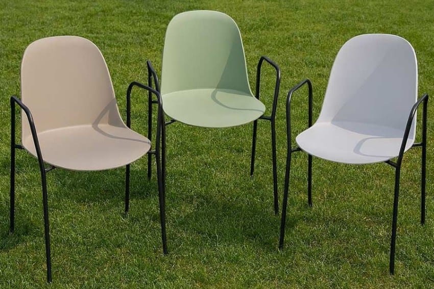 Ghế chân sắt mặt nhựa MDS-G21 trên sân cỏ