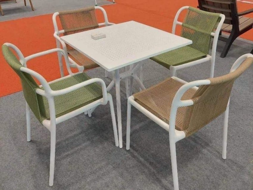 Ghế đan dây nhựa kết hợp với bàn