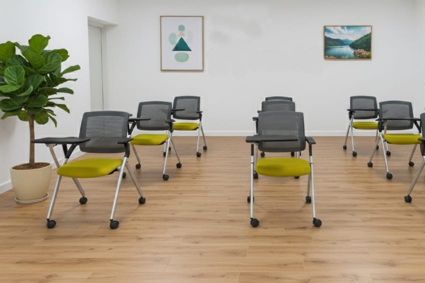 Ghế liền bàn học sinh trong phòng