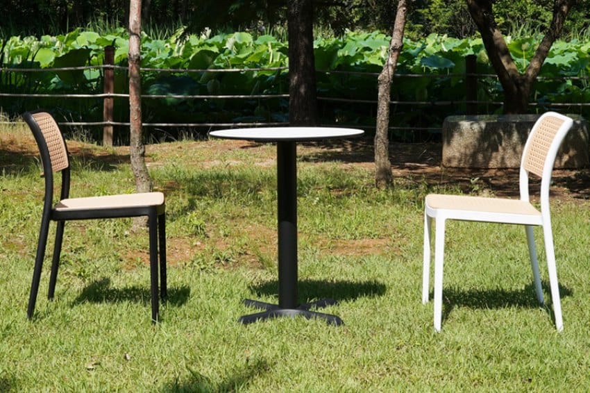 Ghế mây ngoài trời kết hợp với bàn trên sân cỏ