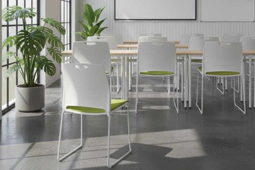 Ghế ngồi bàn học trong phòng học