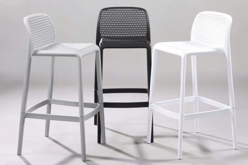 Ghế nhựa cao có tựa lưng với các màu khác nhau