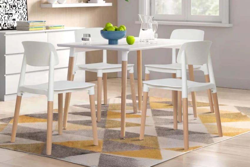 Ghế nhựa đúc café trong phòng ăn