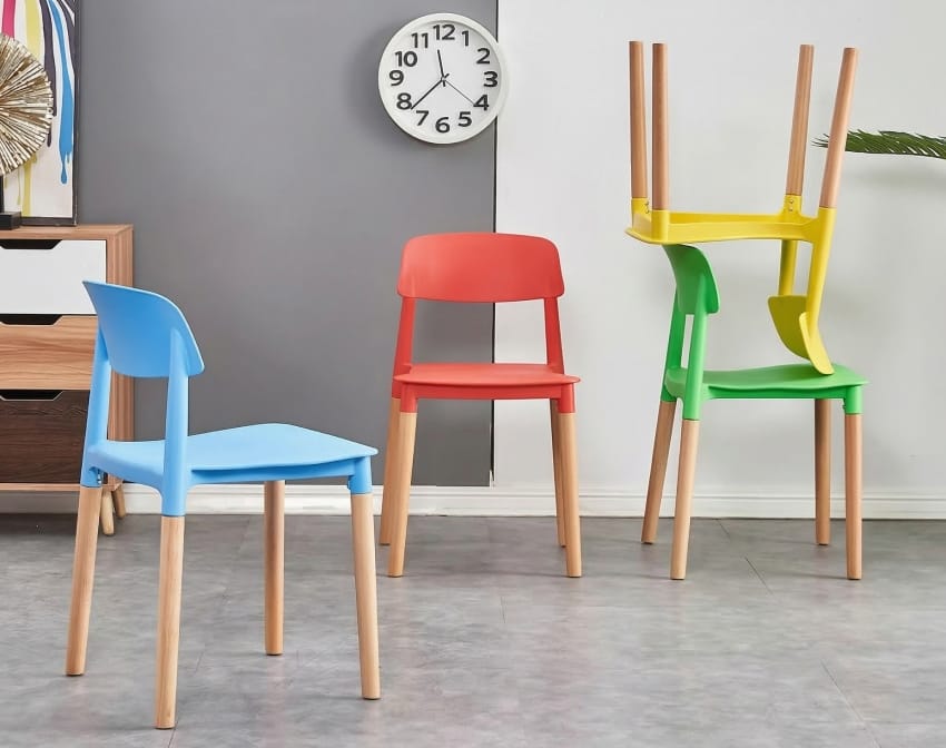 Ghế nhựa đúc café với chân gỗ tự nhiên chắc chắn