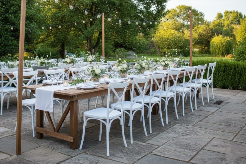 Ghế nhựa giả gỗ kết hợp với bàn trong sự kiện