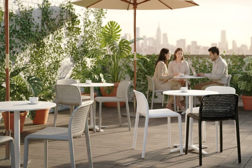 Ghế nhựa thấp có tựa lưng trong quán cà phê ngoài trời