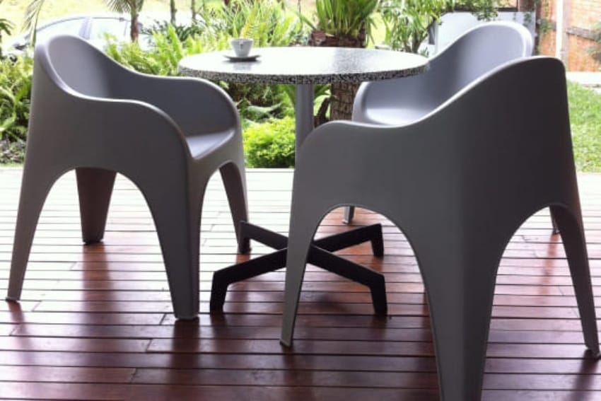 Ghế nhựa thấp kết hợp với bàn