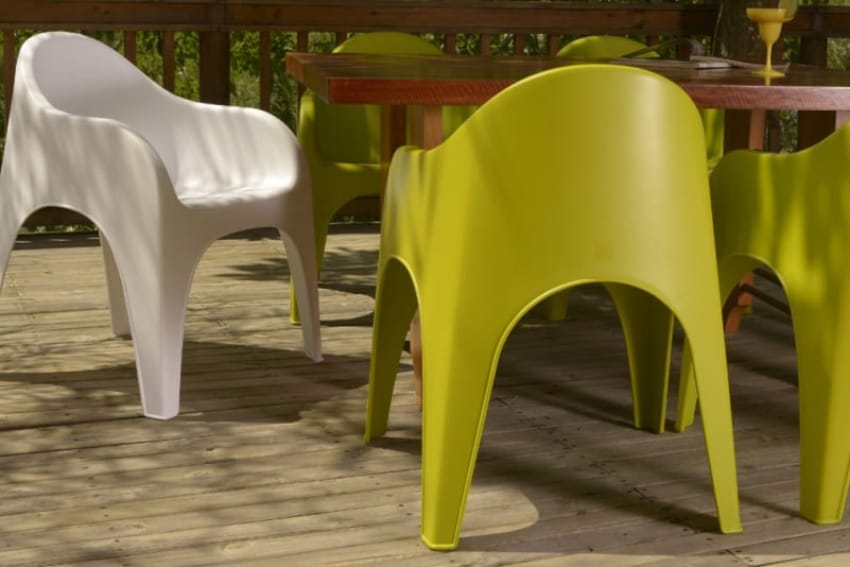 Ghế nhựa thấp ở ngoài trời