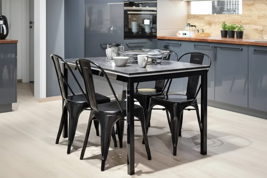 Ghế sắt ngoài trời kết hợp với bàn trong phòng ăn