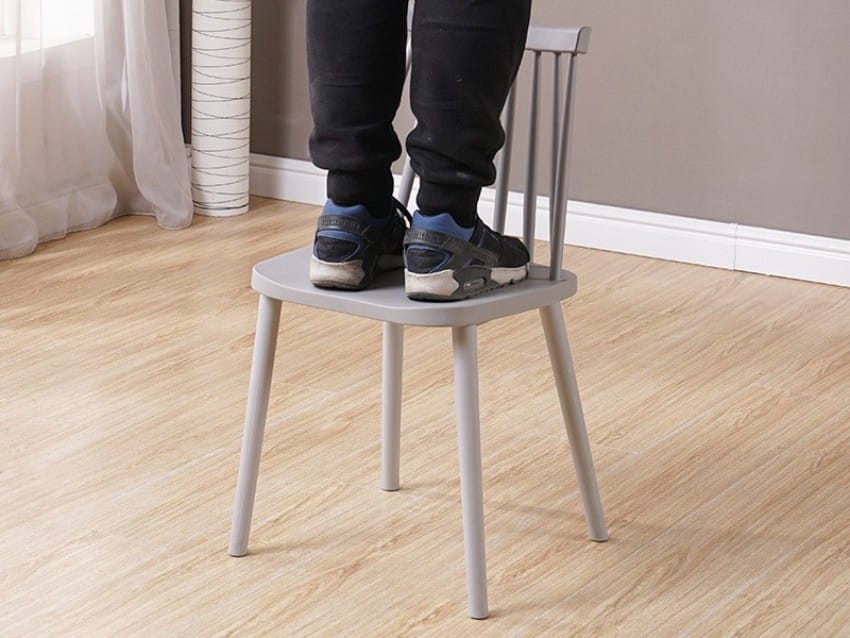 Test độ bền của ghế nhựa tựa lưng thấp