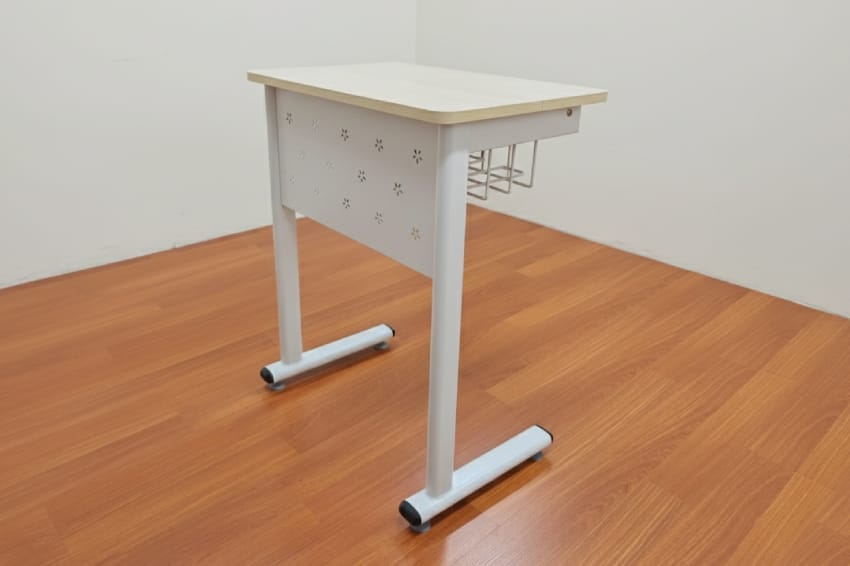 Bàn học học sinh thực tế tại văn phòng