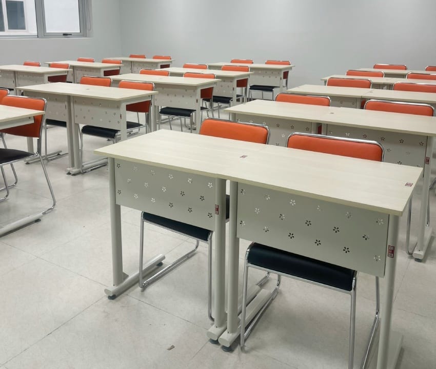 Bàn học sinh đơn tại lớp học FPT