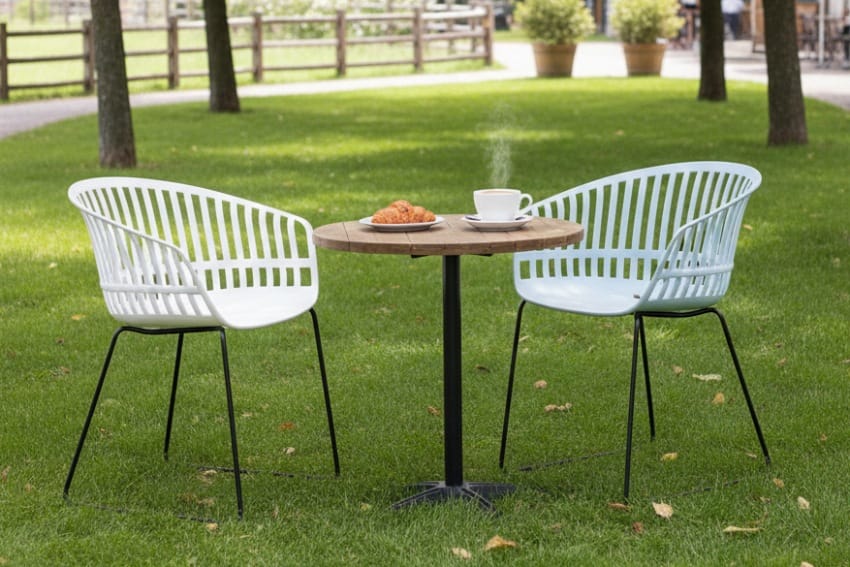 Ghế nhựa bành MDS-3032B trên sân cỏ