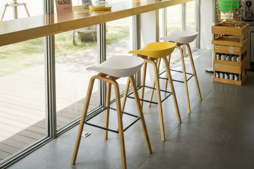 Ghế nhựa chân cao trong quán cà phê