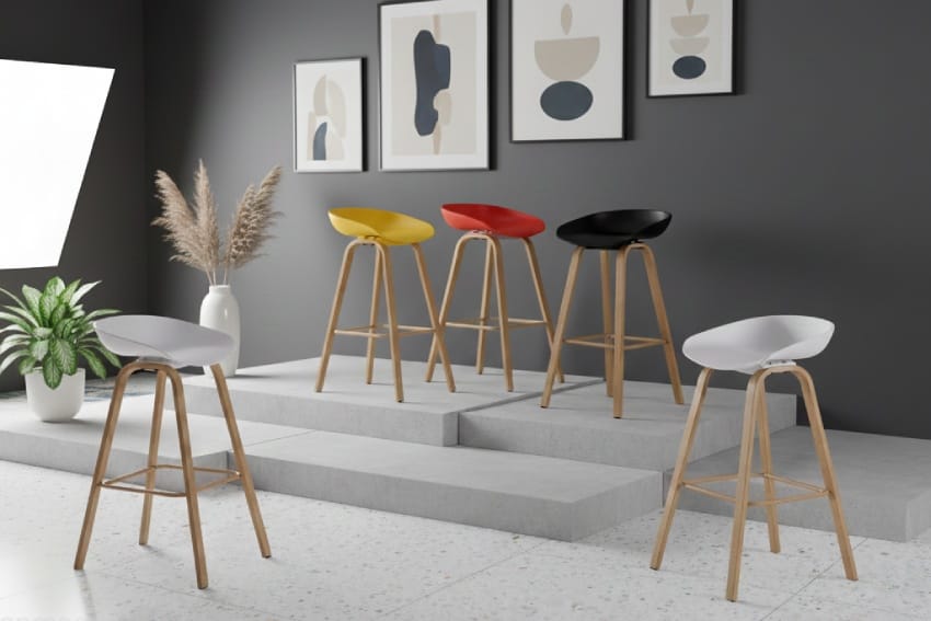 Ghế nhựa chân cao trong showroom