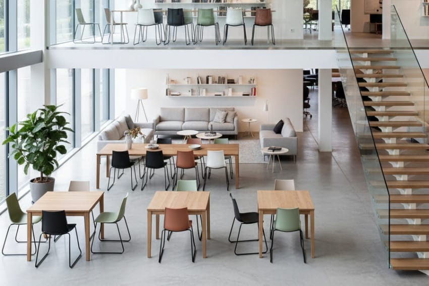 Ghế nhựa chân inox MDS-A21 trong showroom trưng bày