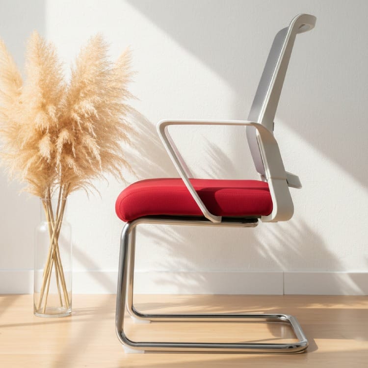 Mặt ngang của ghế lưng lưới với nệm đỏ