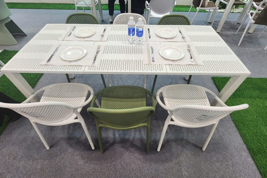 Bàn ăn nhựa cao cấp thực tế tại showroom