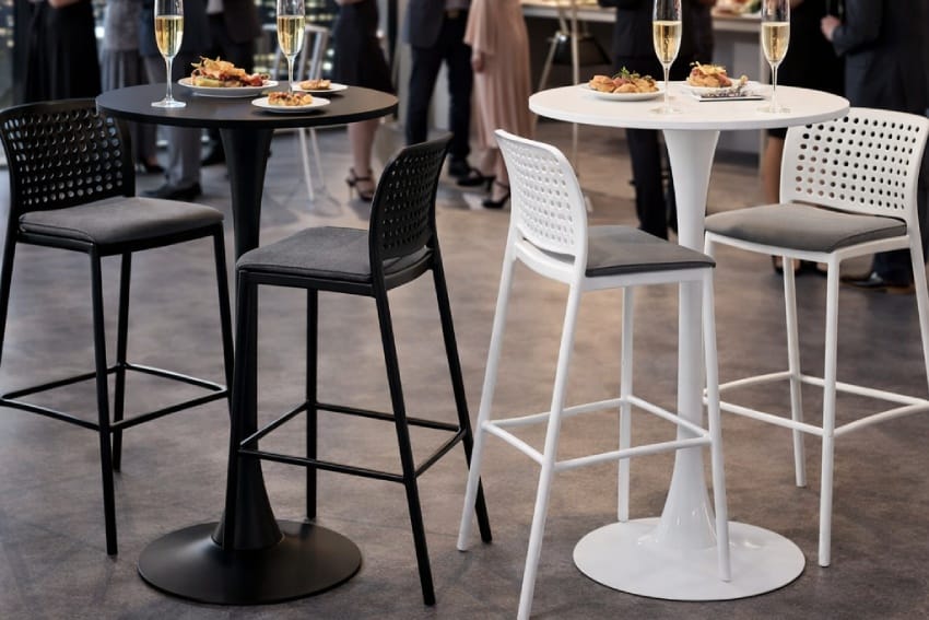 Bàn bar chân sắt kết hợp với ghế trong bữa tiệc