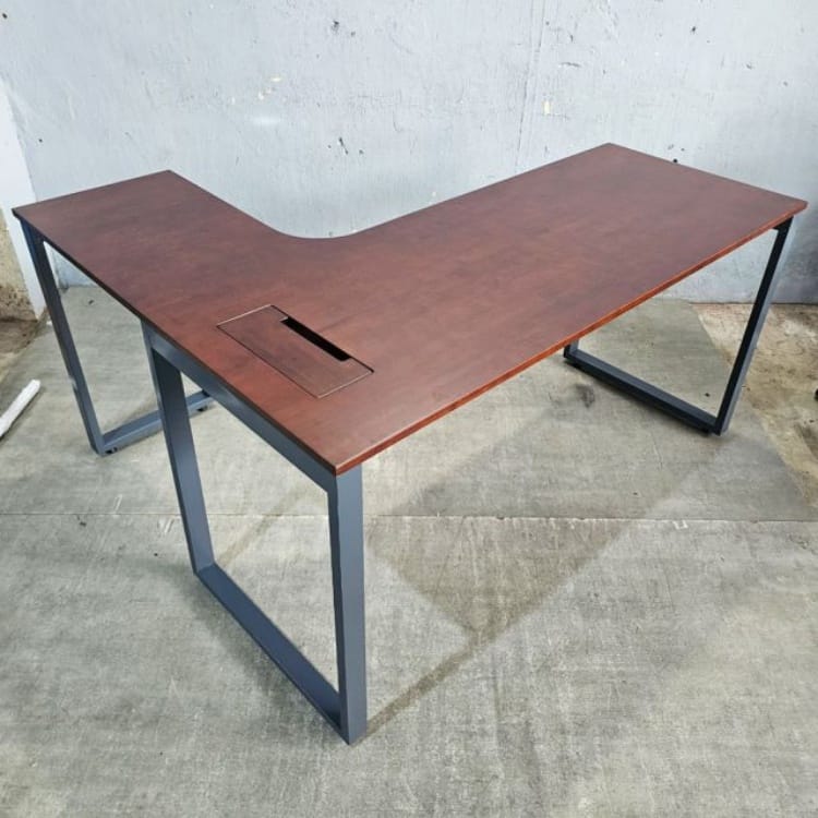 Bàn chữ L chân sắt bàn góc tường có hộp điện - Ảnh 2