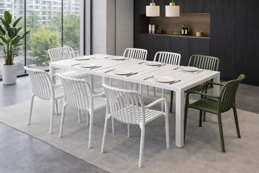 Bàn nhựa chữ nhật kết hợp với ghế trong không gian phòng ăn