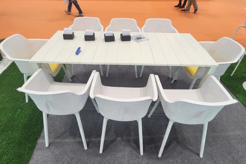 Bàn nhựa chữ nhật thực tế tại showroom