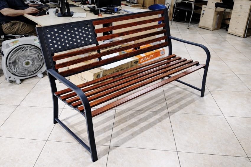 Ghế băng dài bằng sắt thực tế tại xưởng sản xuất