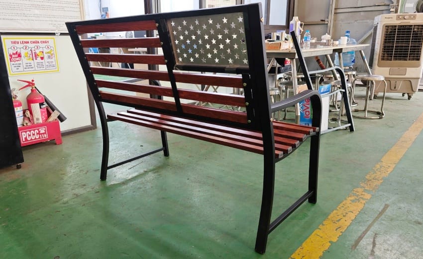 Ghế băng sắt đang lắp thử tại xưởng