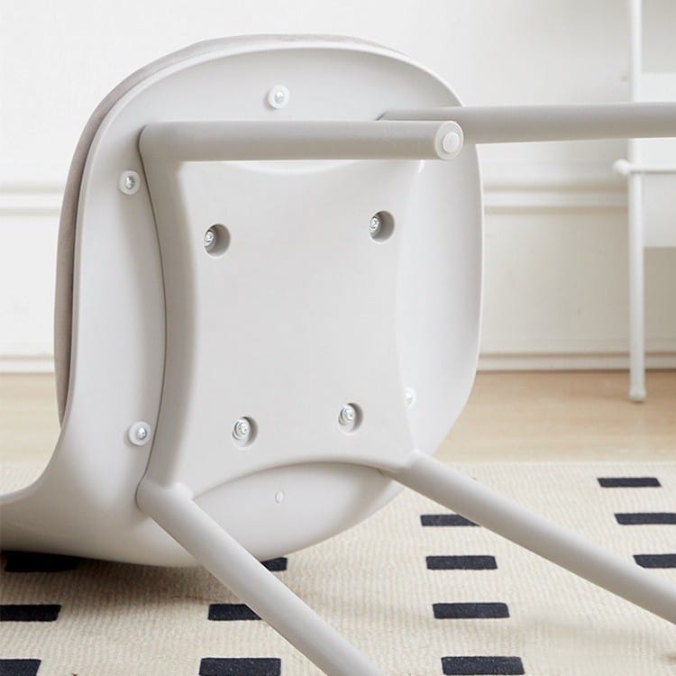 Mặt dưới của ghế nhựa mặt nệm