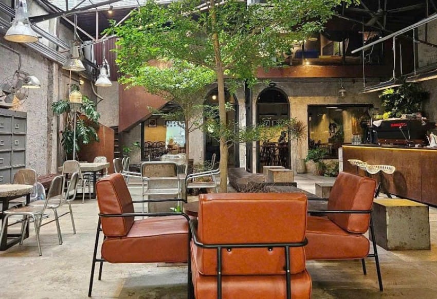 Hình ảnh thực tế bàn ghế chân sắt được sử dụng tại một quán cà phê