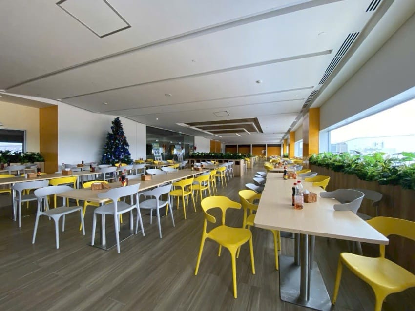 Hình ảnh thực tế tại một căng tin sử dụng ghế nhựa đúc cao cấp do Minh Đức cung cấp